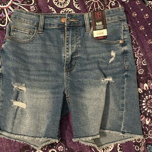 No Boundaries Bermuda shorts. Size 7 mdwash